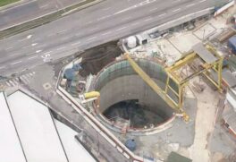 Asfalto cede e abre buraco ao lado da obra do Metrô na Marginal Tietê, na zona norte de SP