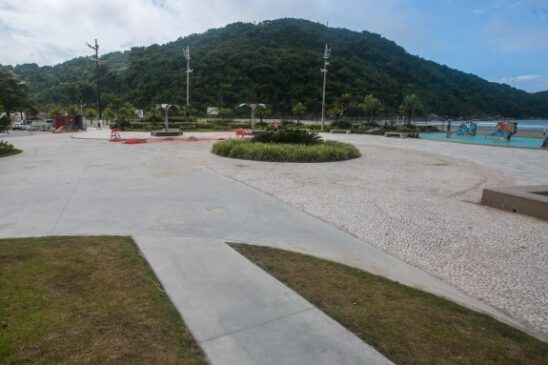 Praça Duque de Caxias, no Bairro Canto do Forte, recebeu nas últimas semanas a troca do piso em área de 261 m² do local