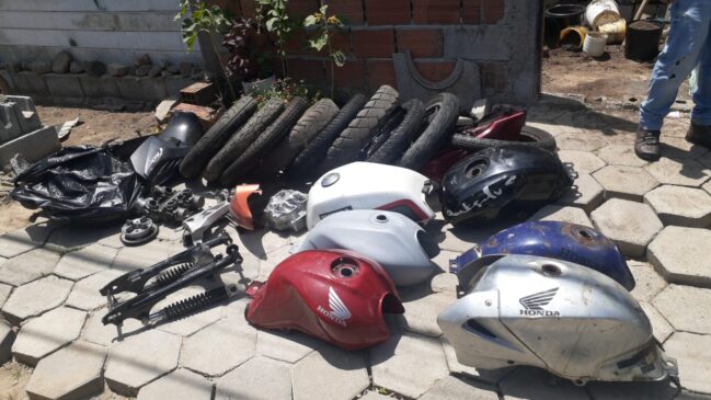 Peças de motocicletas foram apreendidas na casa do acusado