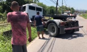 Caminhão precisou desviar de carro da frente para evitar acidente maior