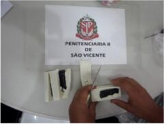 Agentes descobriram os microcelulares dentro de unidades de sabão em pedra