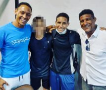 Daniel com o pai Axel e o atacante Ricardo Oliveira
