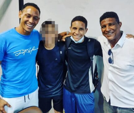 Daniel com o pai Axel e o atacante Ricardo Oliveira