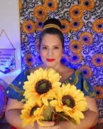 A contadora de histórias Camila Genaro é quem abre a programação neste domingo (27), a partir das 18h