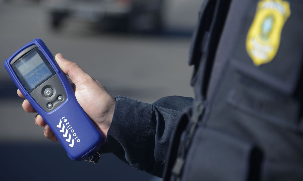 Mesmo diante de uma legislação rigorosa, a cada hora cerca de oito motoristas, em média, são flagrados no Brasil por terem ingerido bebida alcoólica