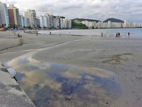 Documento na Promotoria mostra vários pontos de descarte de esgoto nas areias de Guarujá