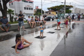 Fonte interativa é atração na Praça Ecológica de Praia Grande