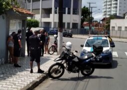 Idoso ameça crianças com facas em Praia Grande