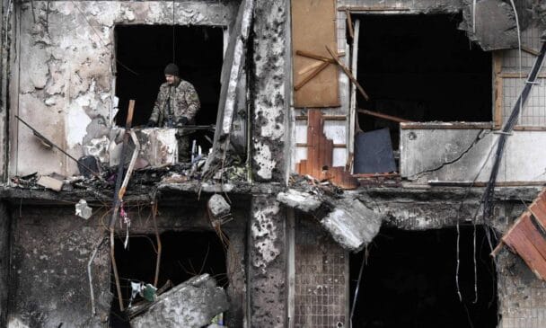Prédio residencial do subúrbio de Kiev foi destruído após um ataque de míssil (arquivo)