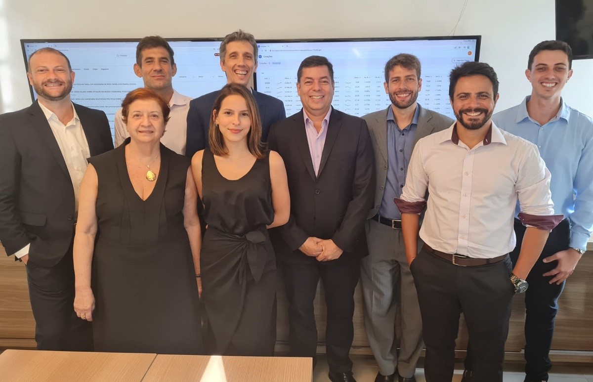 Equipe de especialistas da Premium Alliance, escritório de investimentos de Santos