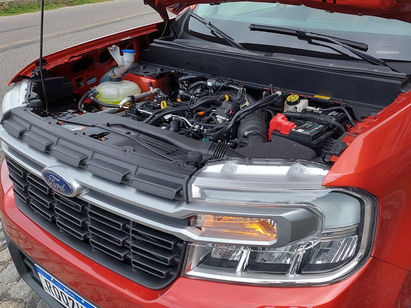 O 'powertrain' é formado por motor 2.0 EcoBoost a gasolina, tração integral AWD e transmissão automática de 8 velocidades com seletor de marchas rotativo (E-Shifter) 