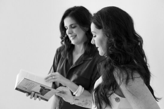 As jornalistas Carolina Delboni e Juliana Pinheiro Mota transformaram as mensagens que trocaram durante a pandemia em livro