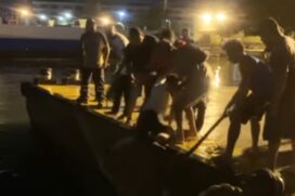 Cansados de esperar, dois passageiros tentam pular de balsa para píer e caem no mar; veja vídeo