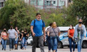 O uso de máscara em ambientes abertos não é mais obrigatório desde final de outubro