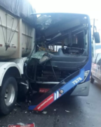 Ônibus intermunicipal atinge carreta e deixa passageiros feridos, em Cubatão