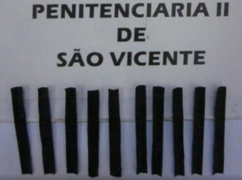 Os servidores encontraram a droga dentro de uma embalagem de creme dental dez tiras de papel