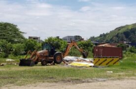 Após denúncias, os agentes descobriram também, na mesma área do terreno, uma imobiliária clandestina