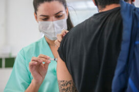 Praia Grande continua imunizando crianças de 5 a 11  anos, adolescentes acima de 12 anos e também adultos, tanto para a  primeira, segunda e terceira dose, de acordo com o prazo estabelecido para cada grupo