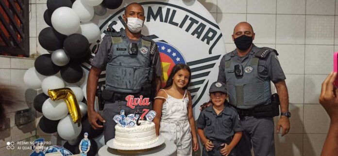 Lívia completou 7 anos com festa temática da PM