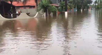 Bairro de Bertioga é inundado; chuva de um mês em apenas 24h; vídeo