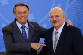 O presidente Jair Bolsonaro (PL), acompanhado do ministro da Educação, Milton Ribeiro