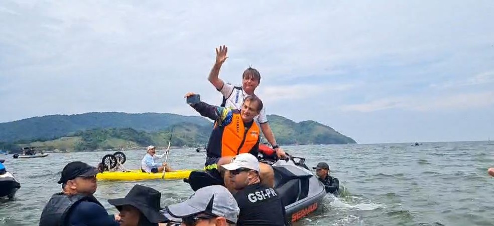 O presidente Jair Bolsonaro na Ponta da Praia, em Santos