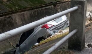 Automóvel foi retirado horas após acidente na avenida