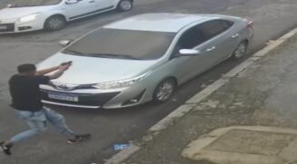 Policial foi morto a tiros por criminosos no momento em que ele dirigia