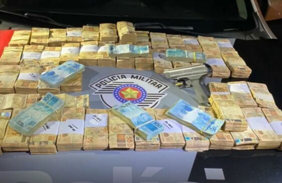 Agentes da Polícia Militar prenderam um homem e apreenderam mais de R$ 500 mil escondidos em uma mala