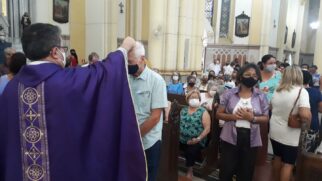 Diocese de Santos sugere que fiéis continuem usando máscara nas igrejas