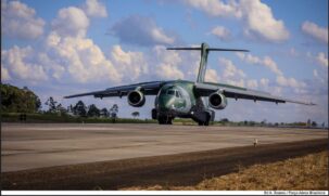 Além desta aeronave, um outro avião da FAB está preparado para, caso necessário, participar da missão de resgate