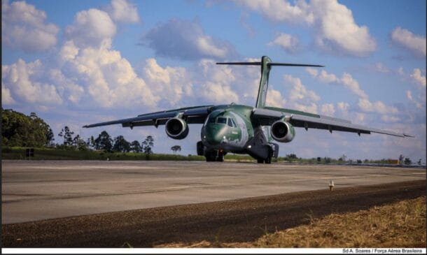 Além desta aeronave, um outro avião da FAB está preparado para, caso necessário, participar da missão de resgate