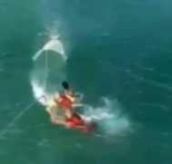 Bombeiros marítimos resgatam banhistas que se afogavam em praia de Guarujá; veja vídeo
