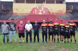 Dirigentes do Jabaquara e da D.Aquino Sports ao lado de integrantes da comissão técnica no Estádio Espanha, casa do clube santista na Segunda Divisão