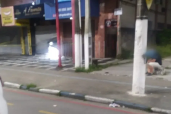 Bandidos explodem porta de joalheria em Guarujá e disparam tiros de fuzil e granadas contra polícia