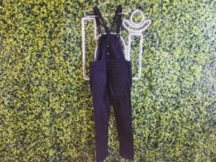 Leilão conta com 53 lotes com lances iniciais que variam entre R$ 19,90 e R$ 49,90, Entre os itens disponíveis há roupas e acessórios de marcas famosas, como Zara, Levis, Kipling e Nike