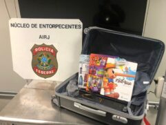 Entorpecentes estavam junto de livros infantis e foram localizados por agentes da Polícia Federal
