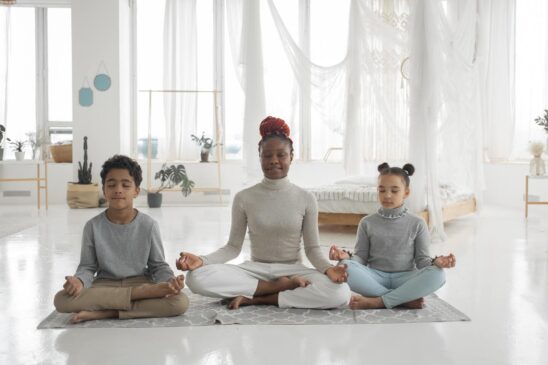 A meditação, ou, mindfulness, vem se popularizando fora do ambiente escolar