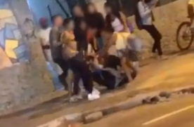 Menina é espancada e tem cabelo arrancado na porta de escola; veja vídeo