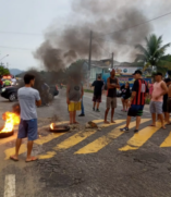 Moradores do bairro Boracéia, em Bertioga, protestam devido as constantes enchentes na região