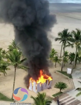 Banheiro público é vandalizado e incendiado na orla de Praia Grande; veja vídeo