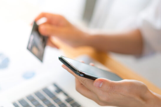Fraude começa com um anúncio, que pode ser em um conhecido site, chegar por e-mail, mensagem da WhatsApp ou outro tipo de mensagem