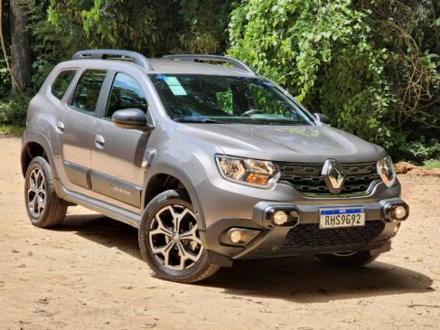 Preço do Duster TCe 1.3 16V X-Tronic CVT Iconic parte de R$ 133.990 na cor Vermelho Vivo. O Branco Glacier eleva o preço em R$ 700 e todas as outras cores disponíveis (inclusive o Bege Dune da foto) acrescentam R$ 1.650 à fatura