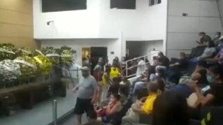 Velório de vereador de Guarujá é marcado por agressões e confusão