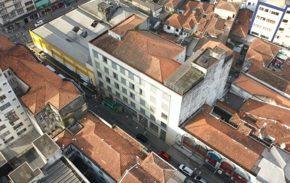 Um dos imóveis está na região central de Santos
