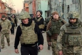 Sean Penn chegou à Ucrânia na quinta (24), após a invasão russa ao país, para gravar um documentário