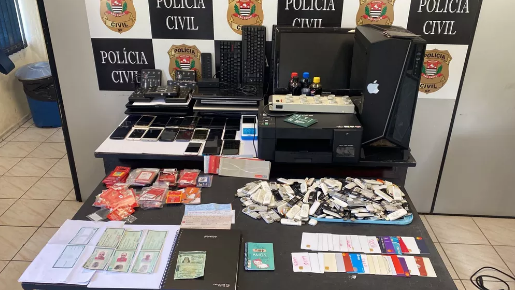 Operação policial localiza casa usada como 'escritório de fraudes' em São Vicente
