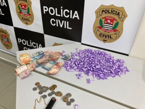 Pinos de cocaína foram apreendidos com homem no bairro Antártica, em Praia Grande