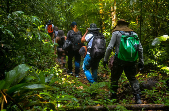 Nas caminhadas, além de belas paisagens naturais, é possível mergulhar na história