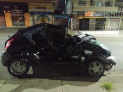 Acidente envolvendo dois carros e um caminhão deixa homem ferido em SV